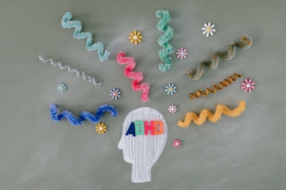 A drawing of a mind with ADHD with squiggly lines leading away from it.