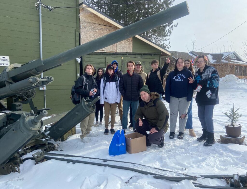 Students visit the museum.
